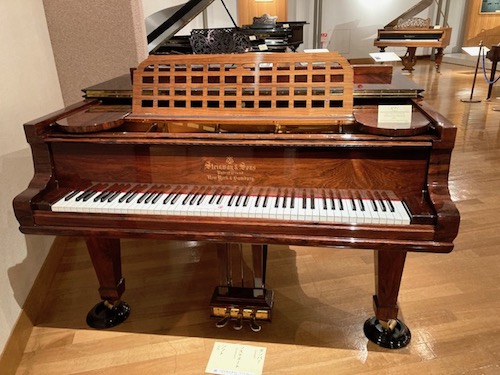 スタインウェイ